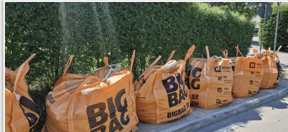 Byggsäckar stående på en trottoar i Solna